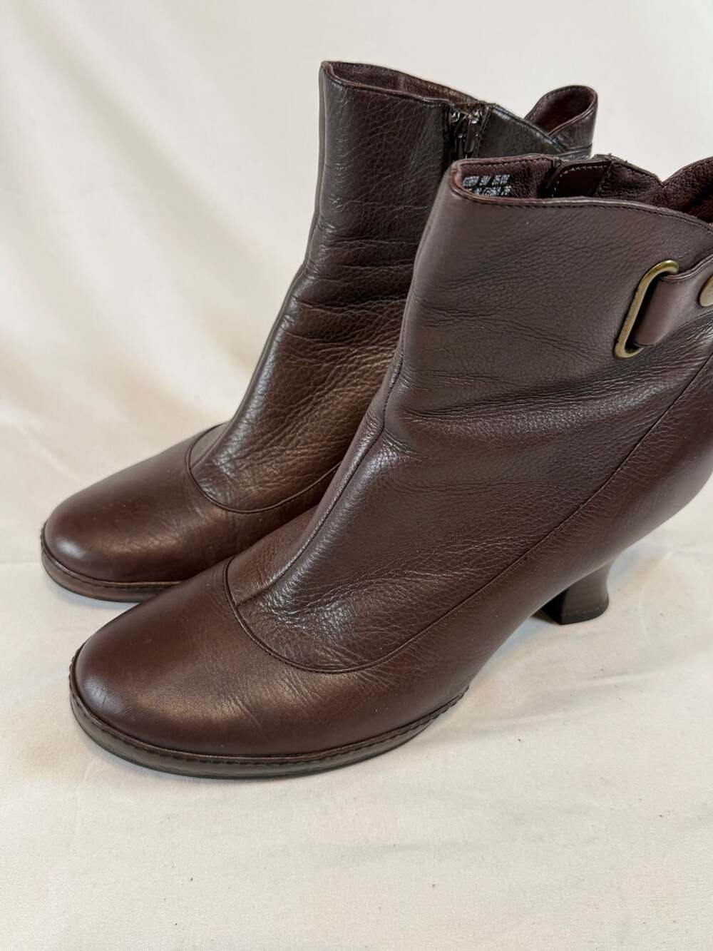 Indigo By Clarks Ankle Boots Size 9M Brown Leather Zip Kitten Heels Prep Classic